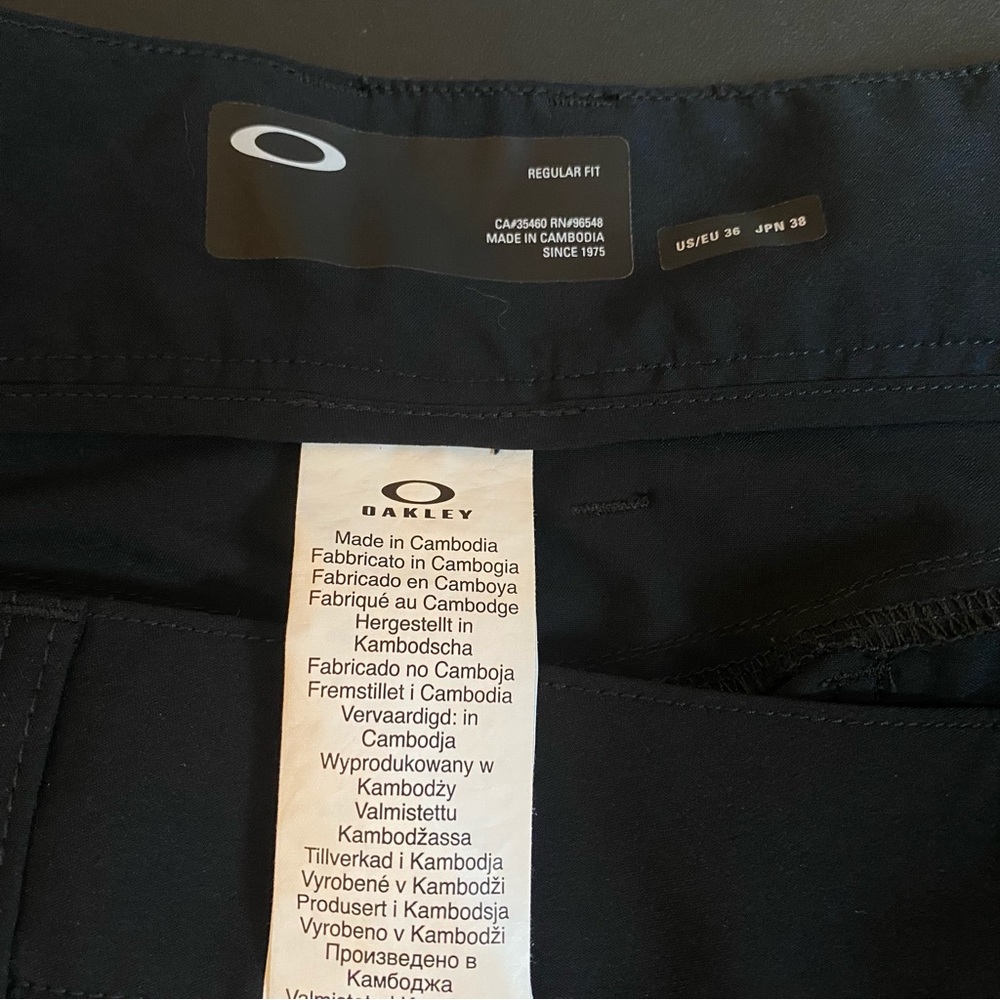 Oakley Lightweight Regular Fit Performance Shorts… - image 3